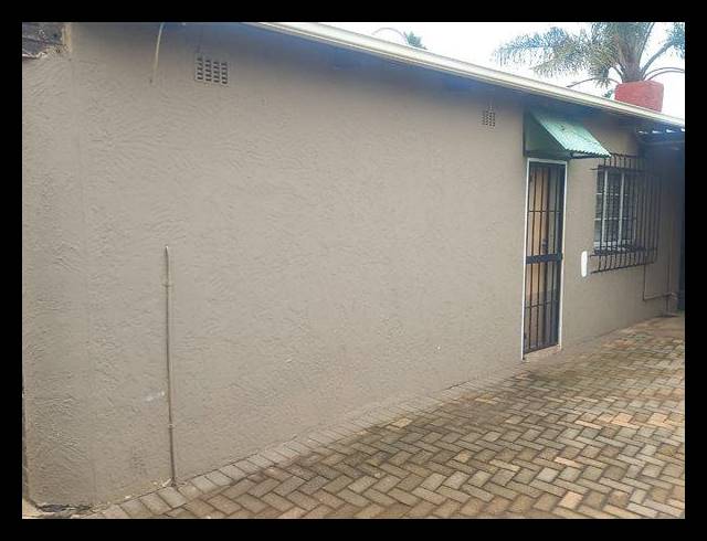 3 BEDROOM HOUSE FOR SALE IN KEMPTON PARK